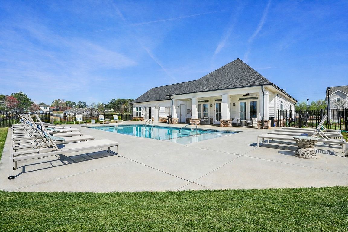 Covey Homes Kirkland - Swimming Pool and Sundeck