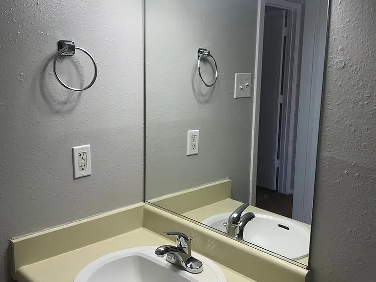Charming 1-Bedroom Apartment in Fort Worth 700 Sq. Ft. — Photo 12