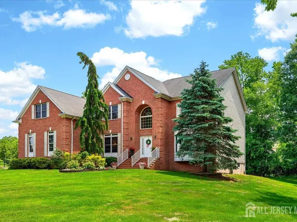 19 Legends Dr, Monroe Township, NJ 08831
