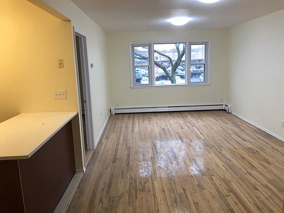 5th image of 2526 Parsons Blvd #2