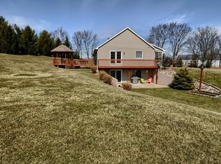 200 Valley Meadow Ln E, Fowlerville, MI 48836