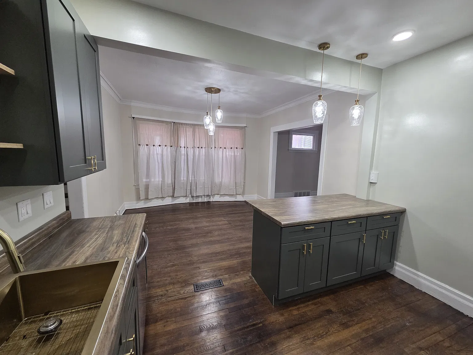 4 bed, 1870 sqft, $1,800 — Photo 2