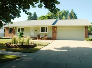 706 Hollybrook Dr, Midland, MI 48642