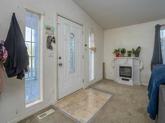 4th image of 1055 Sunrise Dr