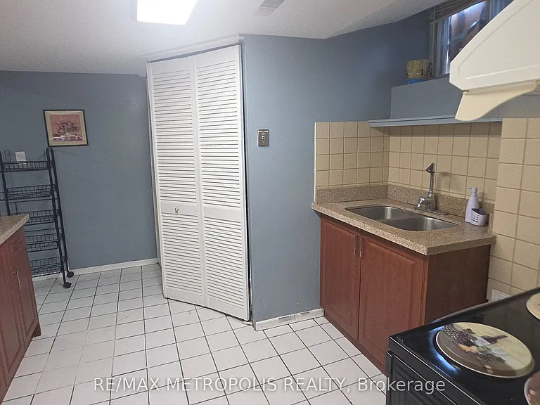 221 Beechgrove Dr #BASEMENT — Photo 6