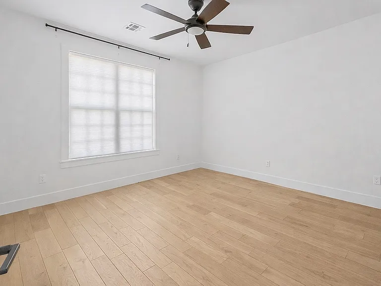 110 SE G Ct — Photo 11