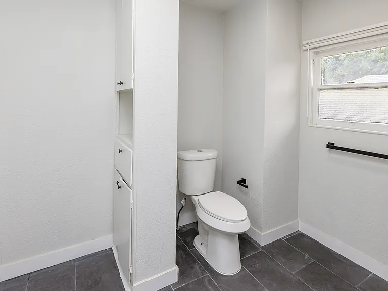 1025 W Walker St — Photo 14