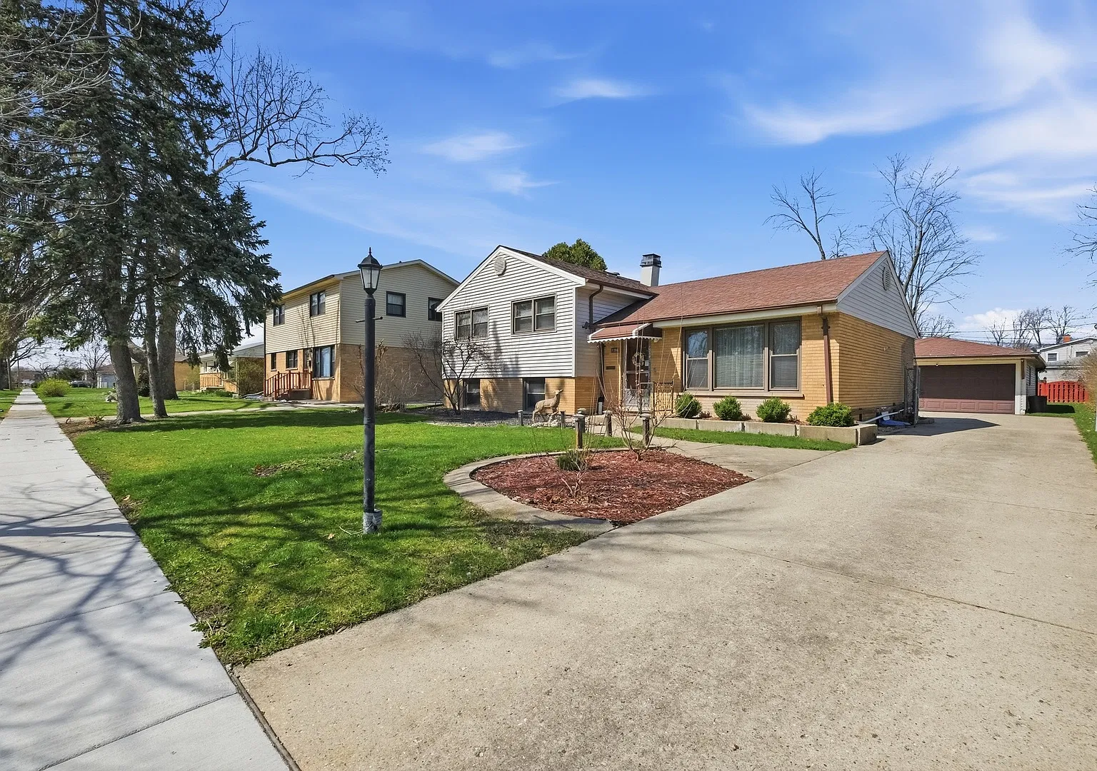 3 bed, 1.5 bath, 1920 sqft, $3,200 — Photo 4