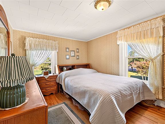 4th image of 1142 Bay Rd