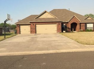 8116 Lindsay Ln, Edmond, OK 73025