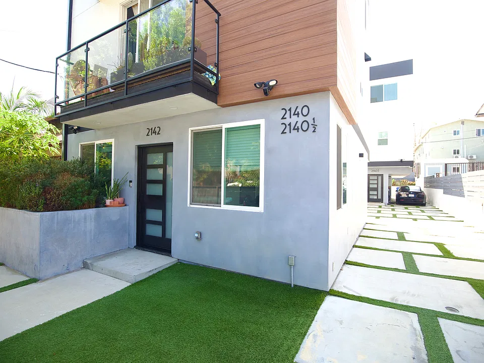 2140 1/2 Marathon St
