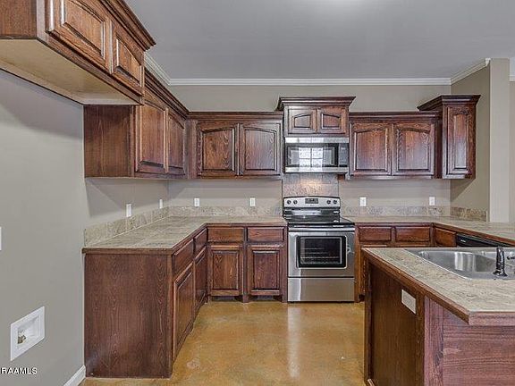 4th image of 325 Chimney Rock Blvd