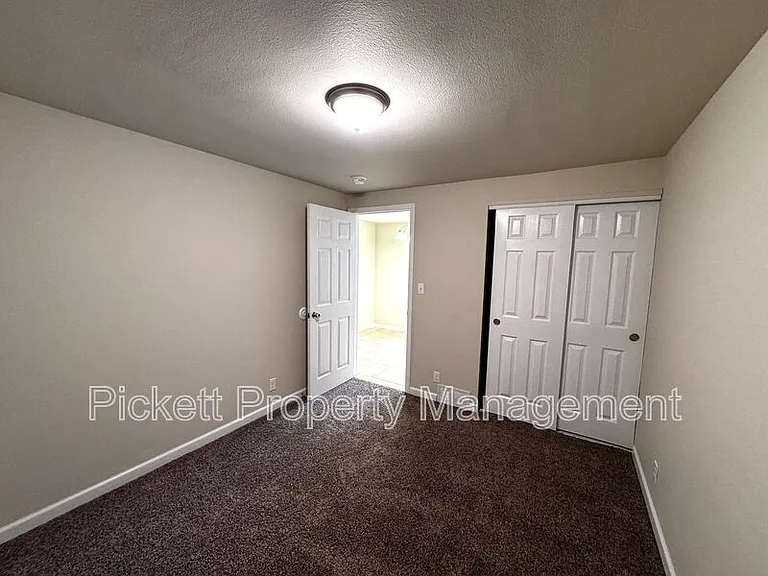 840 Maple Ave E — Photo 13