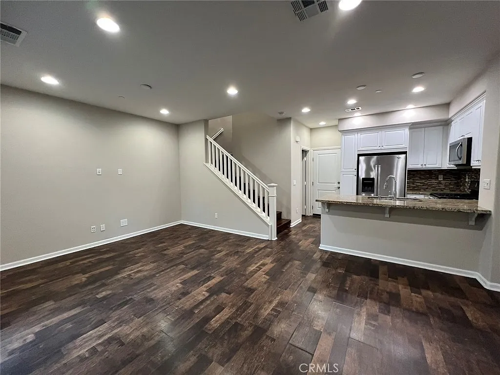 3 bed, 2.5 bath, 1319 sqft, $2,750 — Photo 3