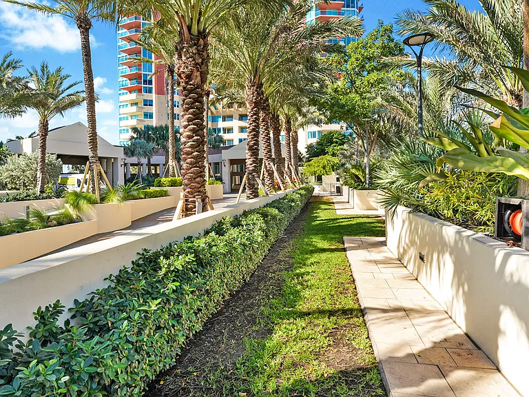 300 S Pointe Dr #405 — Photo 67