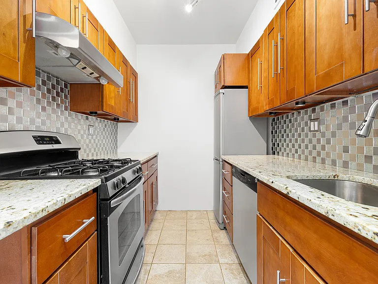 340 E 51st St #14B — Photo 6