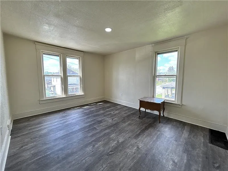 3 bed, $950 — Photo 4