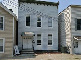 18 Devlin St, Cohoes, NY