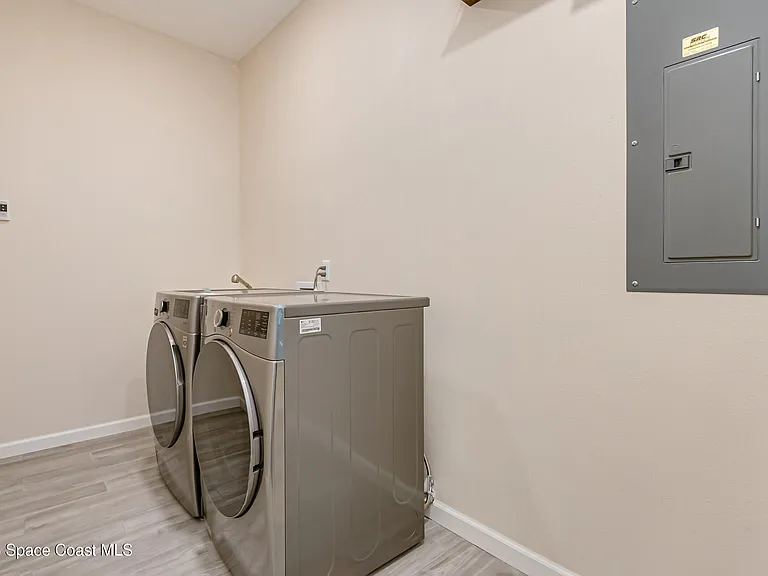 209 E Avenue B — Photo 24
