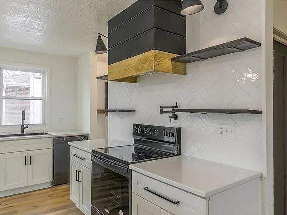 3rd image of 802 SW Walnut St