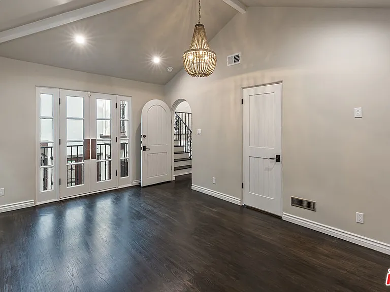 1467 N Kings Rd — Photo 15