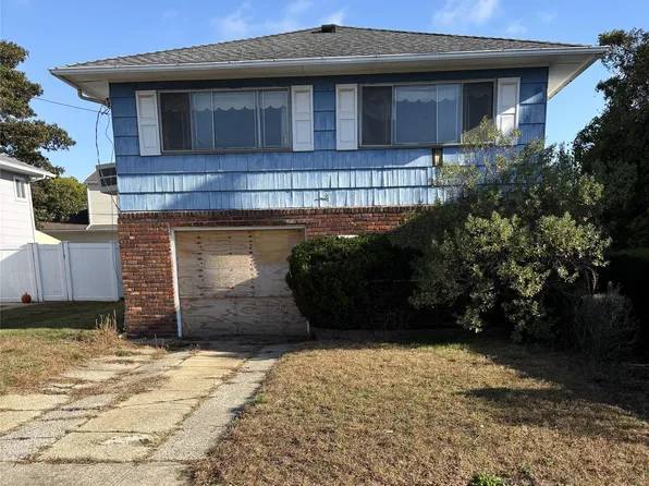 65 Florida Avenue, Island Park, NY 11558