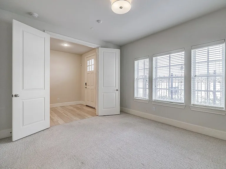 1110 Thompson St — Photo 7