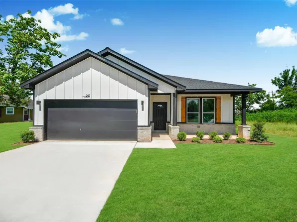 925 1st St, Hempstead, TX 77445