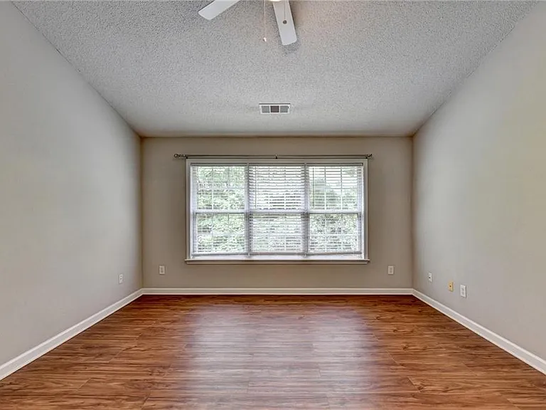 565 Alstonefield Dr — Photo 36