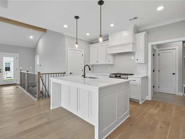 8218 Aurora St, Lenexa, KS 66220