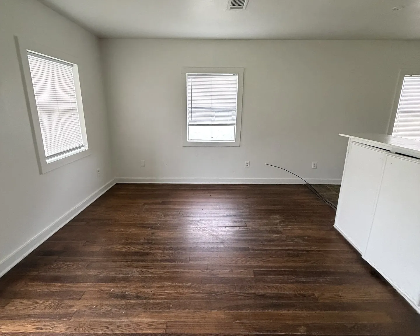 3 bed, 900 sqft, $875 — Photo 2