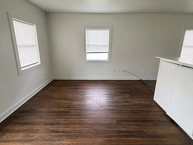 305 W Dewey Ave — Photo 2