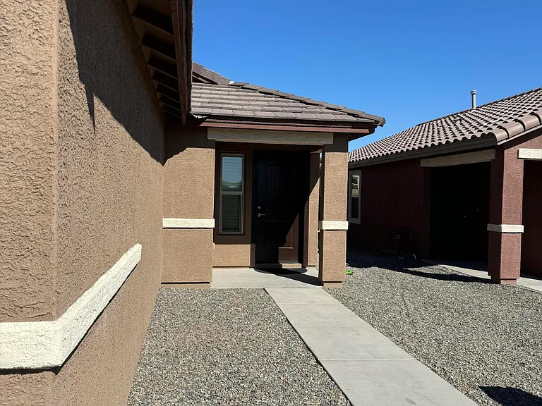 10518 W Harrigan Dr — Photo 2