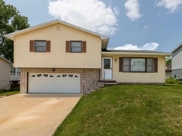 1985 Lagen St, Dubuque, IA 52002