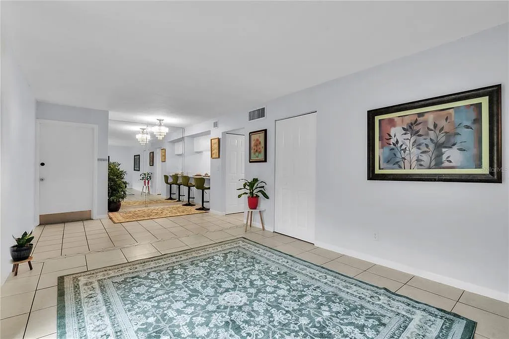 2 bed, 1.5 bath, 813 sqft, $1,375 — Photo 2
