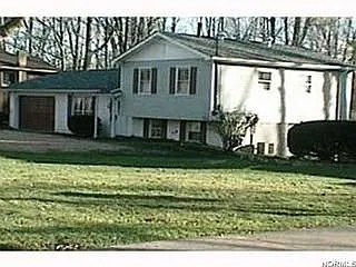 738 Valley Dr photo 1