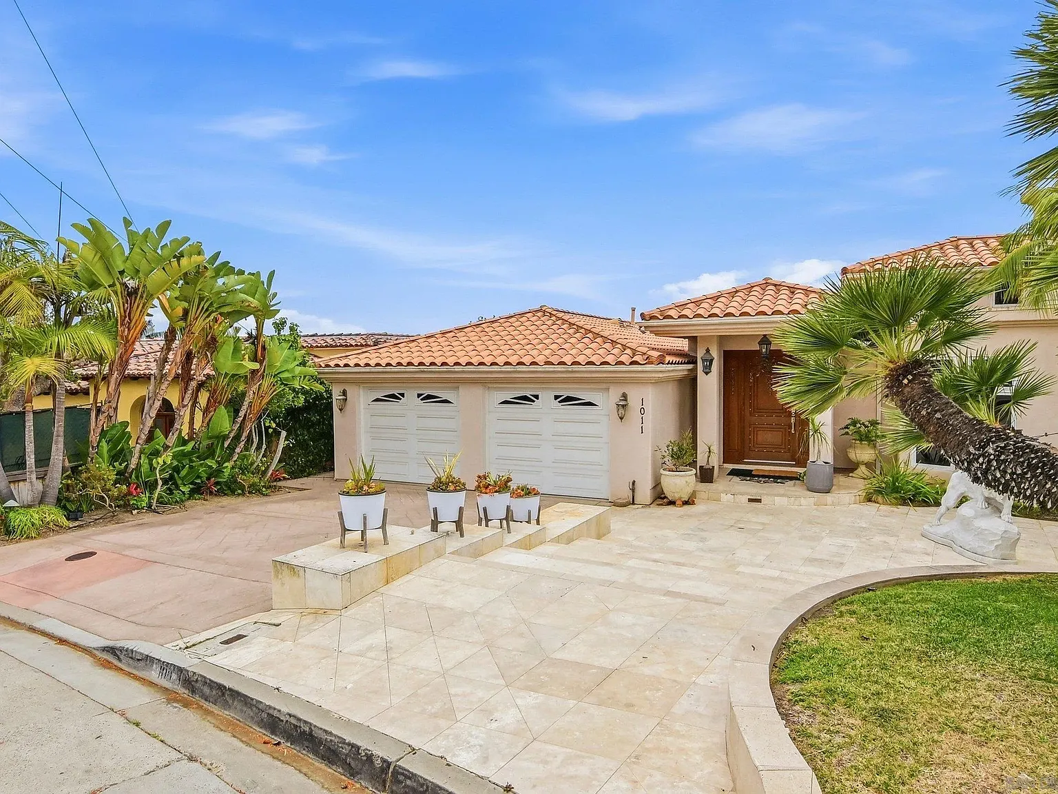 5 bed, 5.5 bath, 5790 sqft, $15,700 — Photo 4