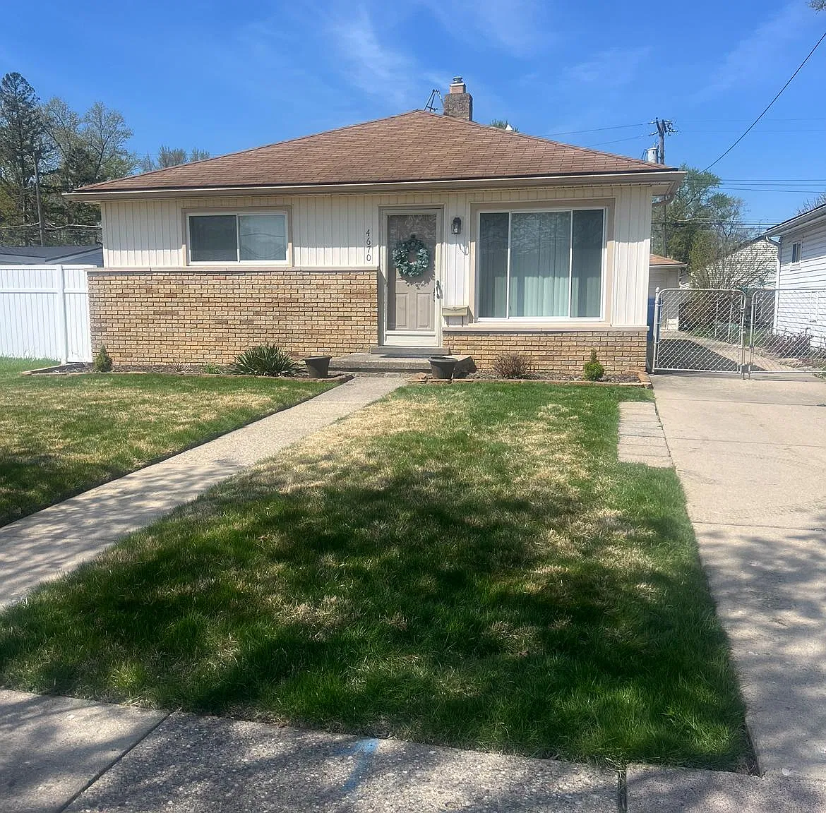 3 bed, 1300 sqft, $1,800 — Photo 1