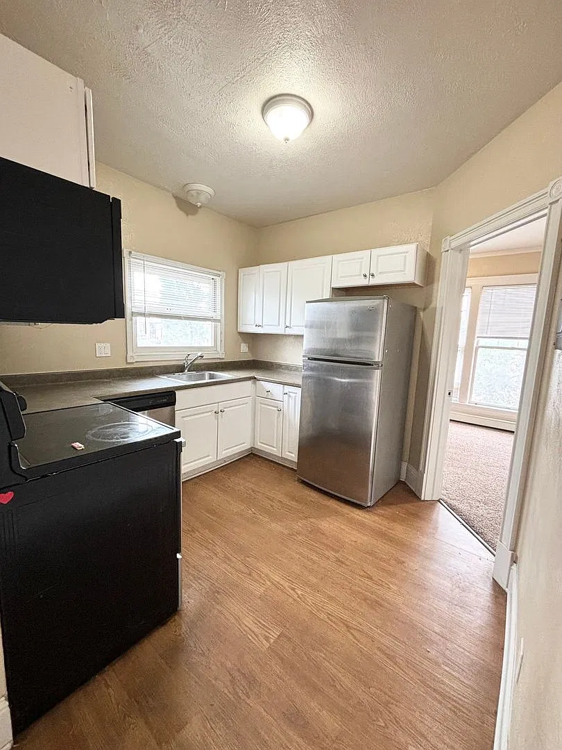 506 N Cascade Avenue — Photo 4