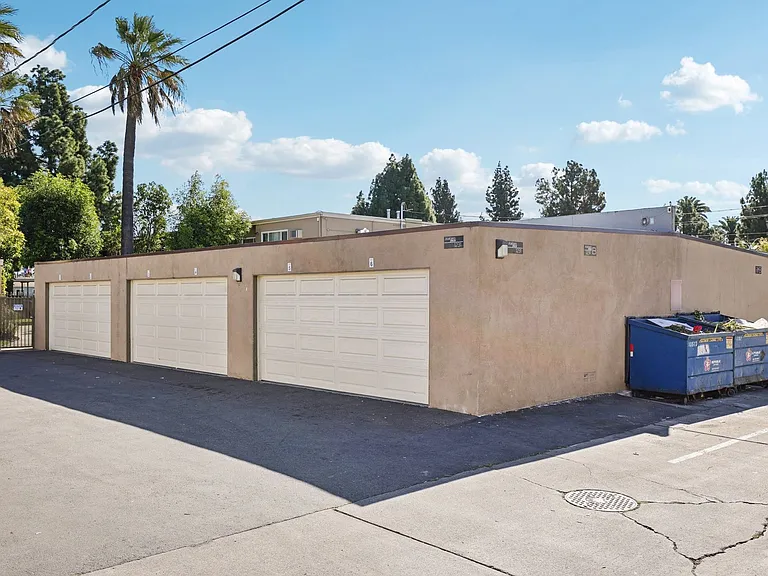 Anaheim Place — Photo 14