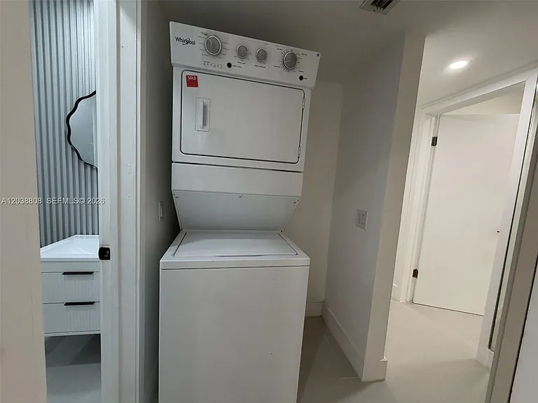 501 NW 25th Ct — Photo 8
