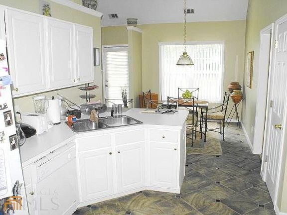5th image of 415 Thornberry Ct