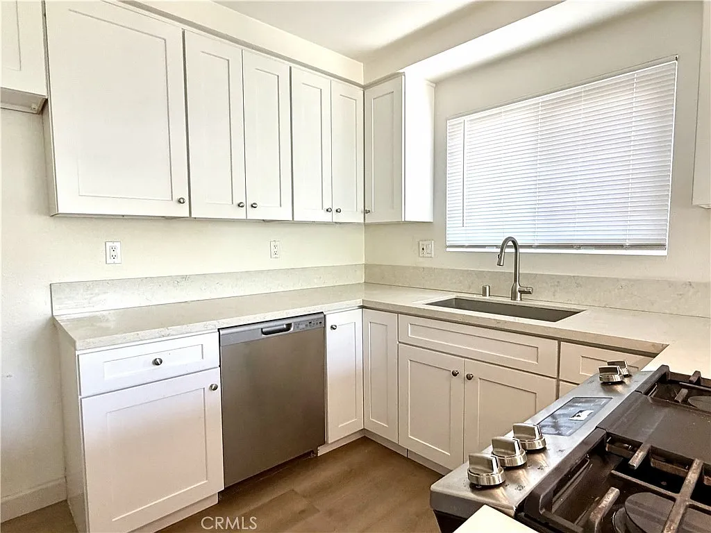 2 bed, 900 sqft, $2,700 — Photo 4