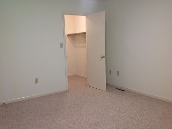 12x12 Bedroom with 1 walk-in closet