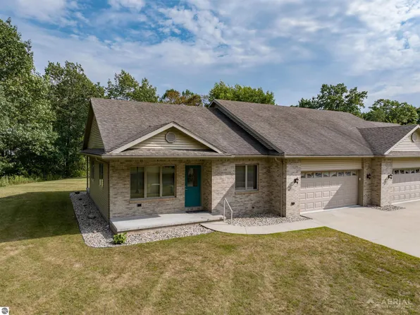 5862 Huron Woods Dr, Tawas City, MI 48763