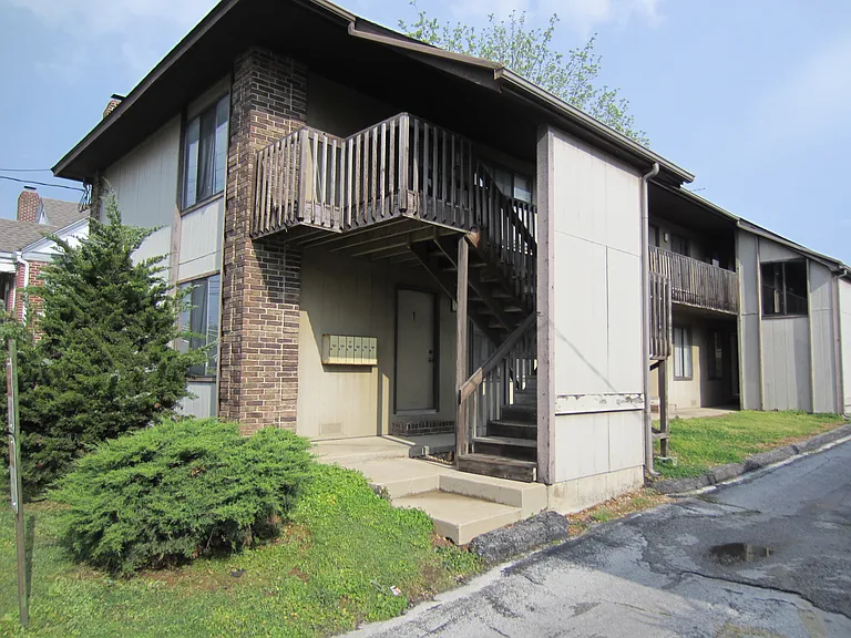 (617-629 East Grand)The Next Best Thing To Campus Housing!! — Photo 8