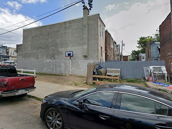 2nd image of 932 E Ontario St
