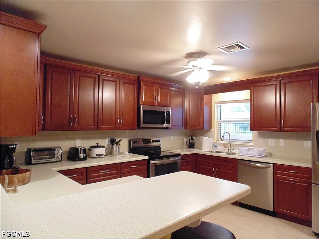 4 bed, 2.5 bath, 2922 sqft, $4,200 — Photo 2
