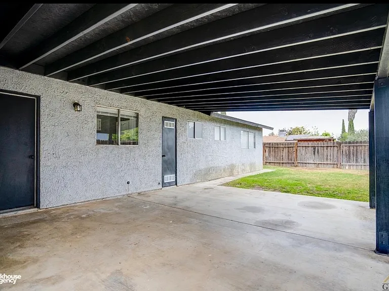 2300 Jasmine St — Photo 2