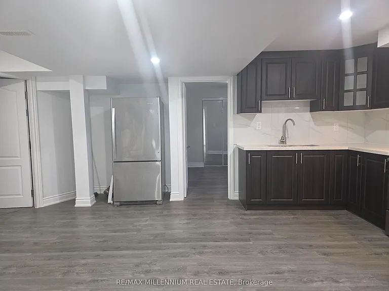 42 Cranbrook Cres #BASEMENT — Photo 13